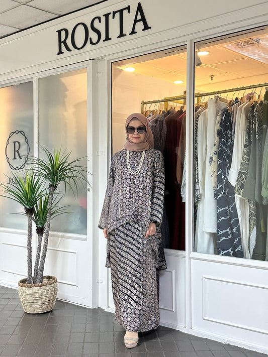 Dinda Batik Sutera Kurung Set in KP4 (NEW!)