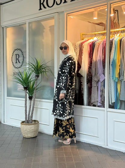 Ladies Ratna Embroidered Kebaya Top in Black (NEW!)